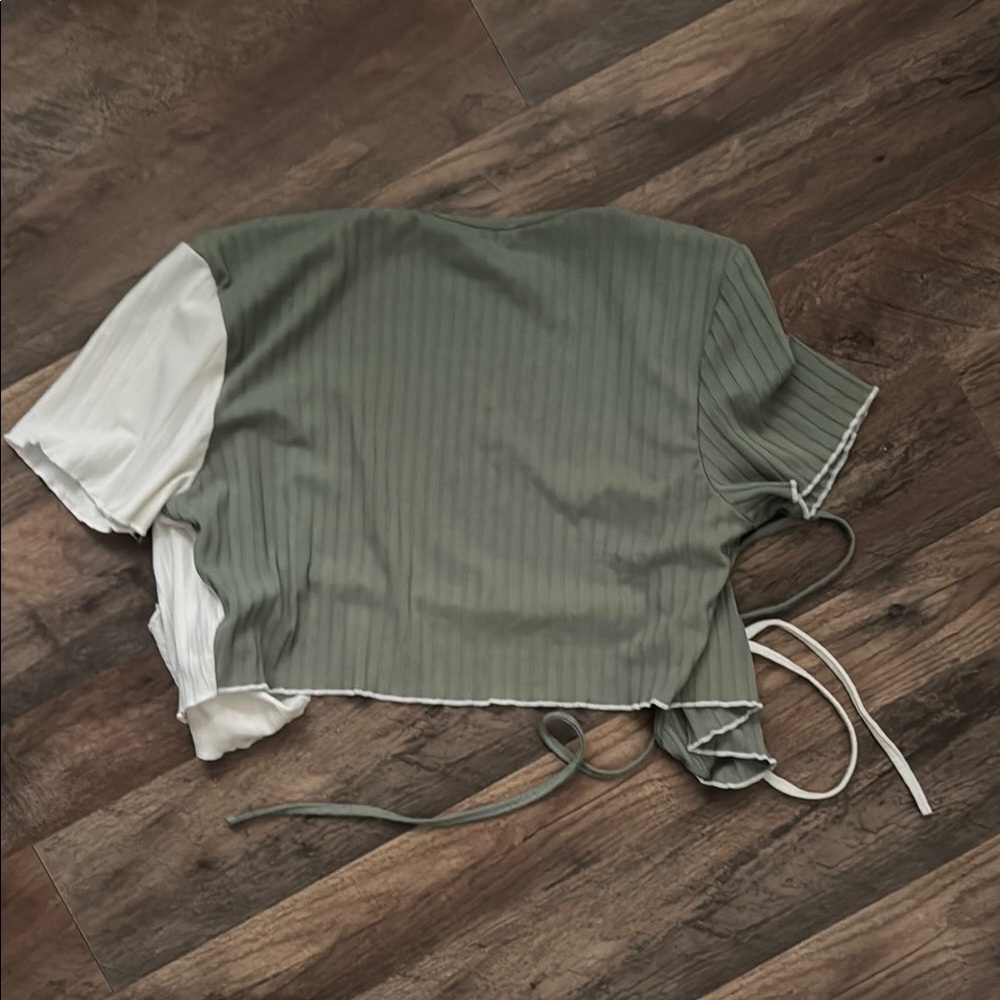 ROMWE Green and White Asymmetrical Ribbed Crop Blouse - Picture 3 of 3